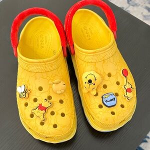 CROCS Adult SZ 9 Winnie the Pooh Classic Platform